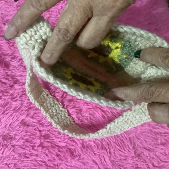 HANDCRAFTED, HAND CROCHETED LITTLE GIRLS PURSE IN OFF WHITE WITH CUTE SUNFLOWER - Picture 5 of 5
